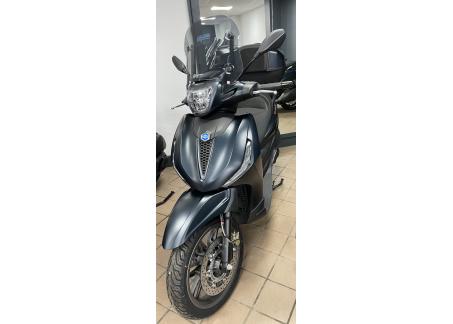 PIAGGIO BEVERLY 300 S HPE ABS ASR équipé de top case